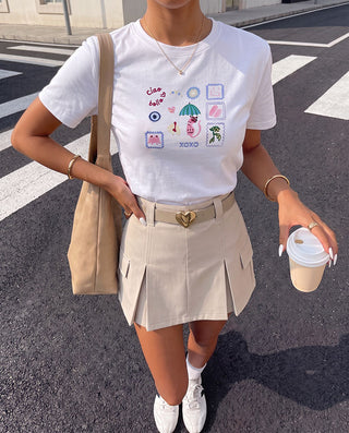 falda beige corta con cinturón beige de corazón dorado