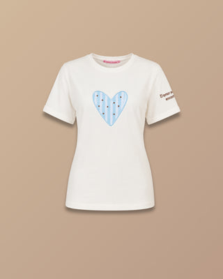CAMISETA BLANCA MANGA CORTA CON CORAZON AZUL EN EL CENTRO