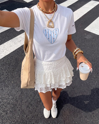 Camiseta blanca manga corta con corazón azul — Pink Rose, detalle