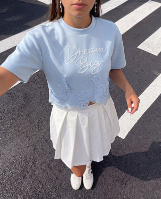 Camiseta azul oversize con encaje en la parte de abajo, vista lateral — Pink Rose