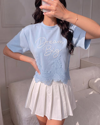 CAMISETA AZUL OVERZISE CON ENCAJE EN LA PARTE DE ABAJO