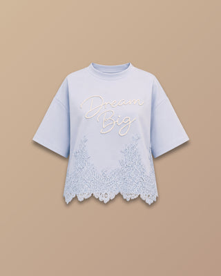 CAMISETA AZUL OVERZISE CON ENCAJE EN LA PARTE DE ABAJO