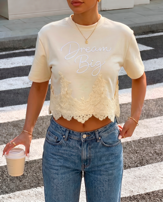 CAMISETA AMARILLA OVERZISE CON ENCAJE EN LA PARTE DE ABAJO