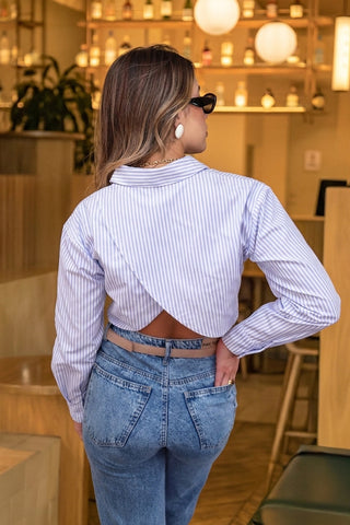 CAMISA AZUL CORTA DE RAYAS CRUZADA ATRAS