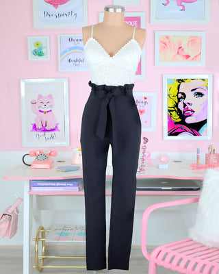 Enterizo negro con top en encaje blanco y lazo