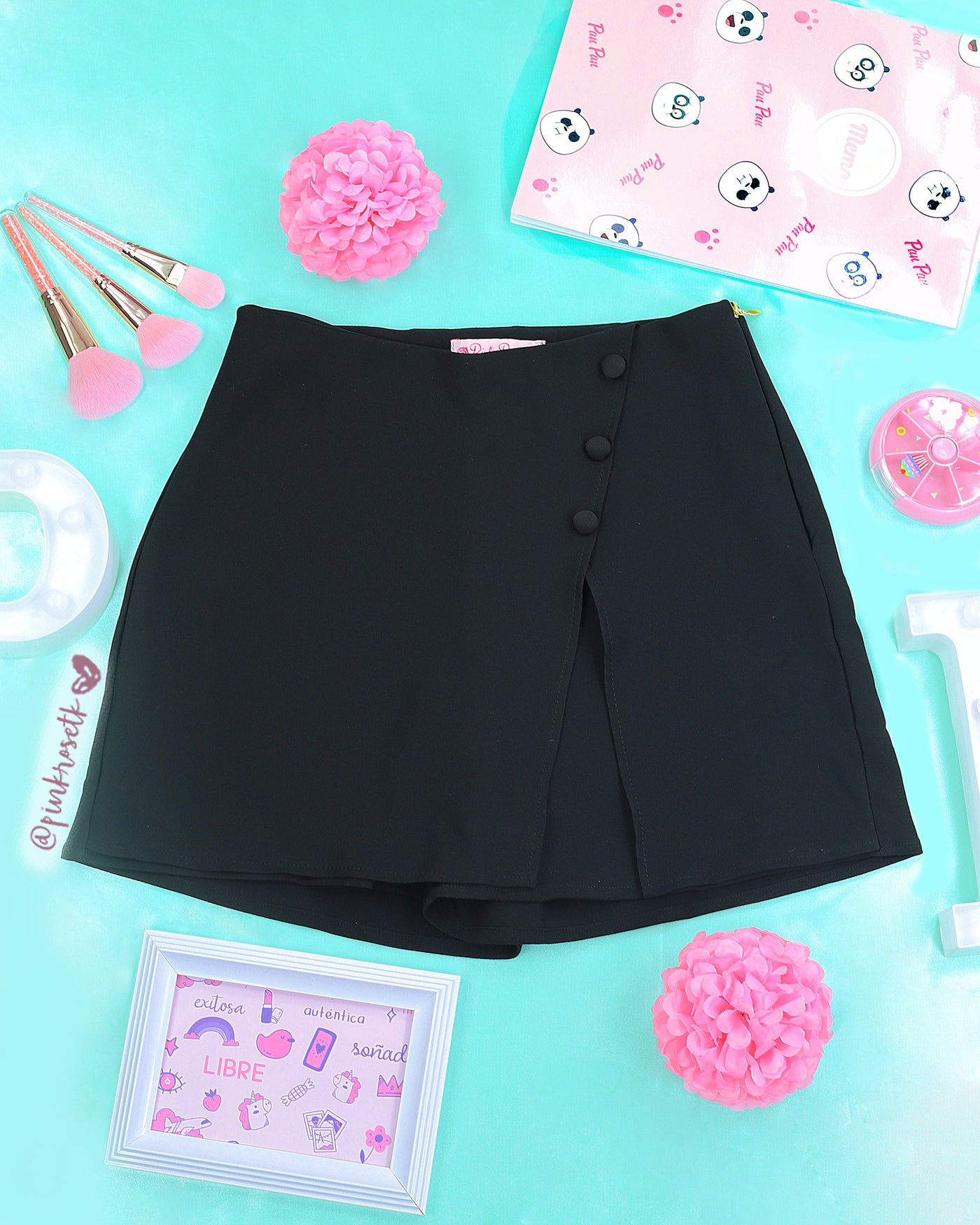 Falda short negra 3 botones tapa en triangulo