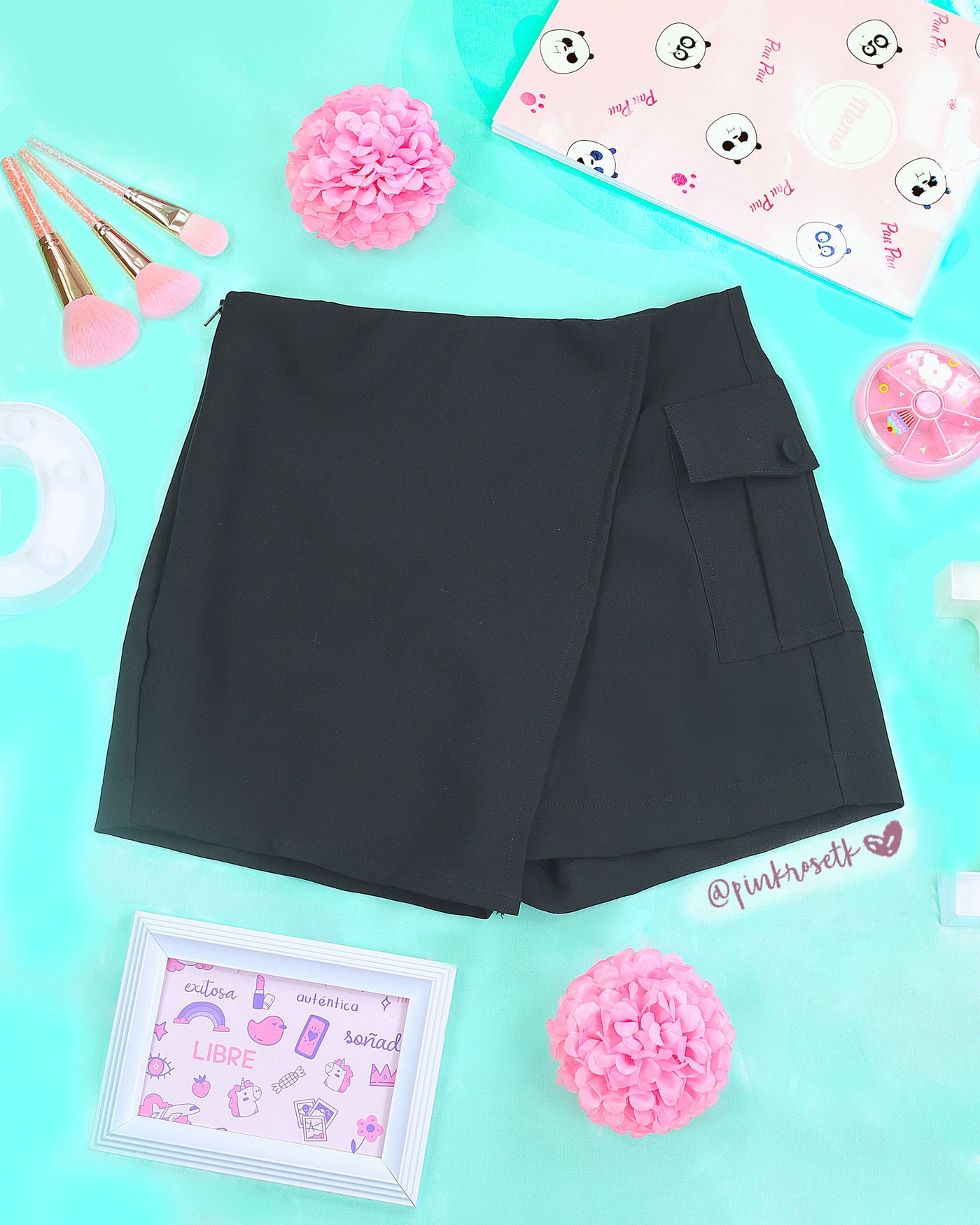 Falda short negra de bolsillo lateral