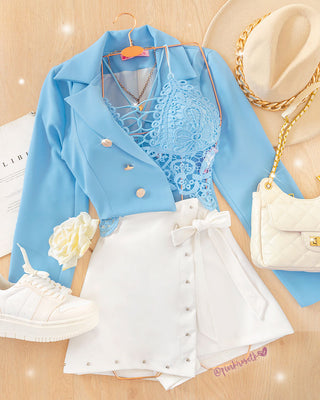 Falda short blanca con tapa, taches plateados y lazo