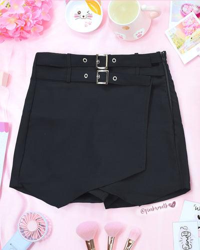 Falda short negro con tapa y doble hebilla