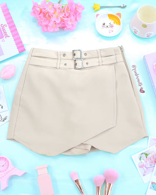 Falda short camel con tapa y doble hebilla