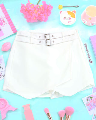 Falda short blanca con tapa y doble hebilla