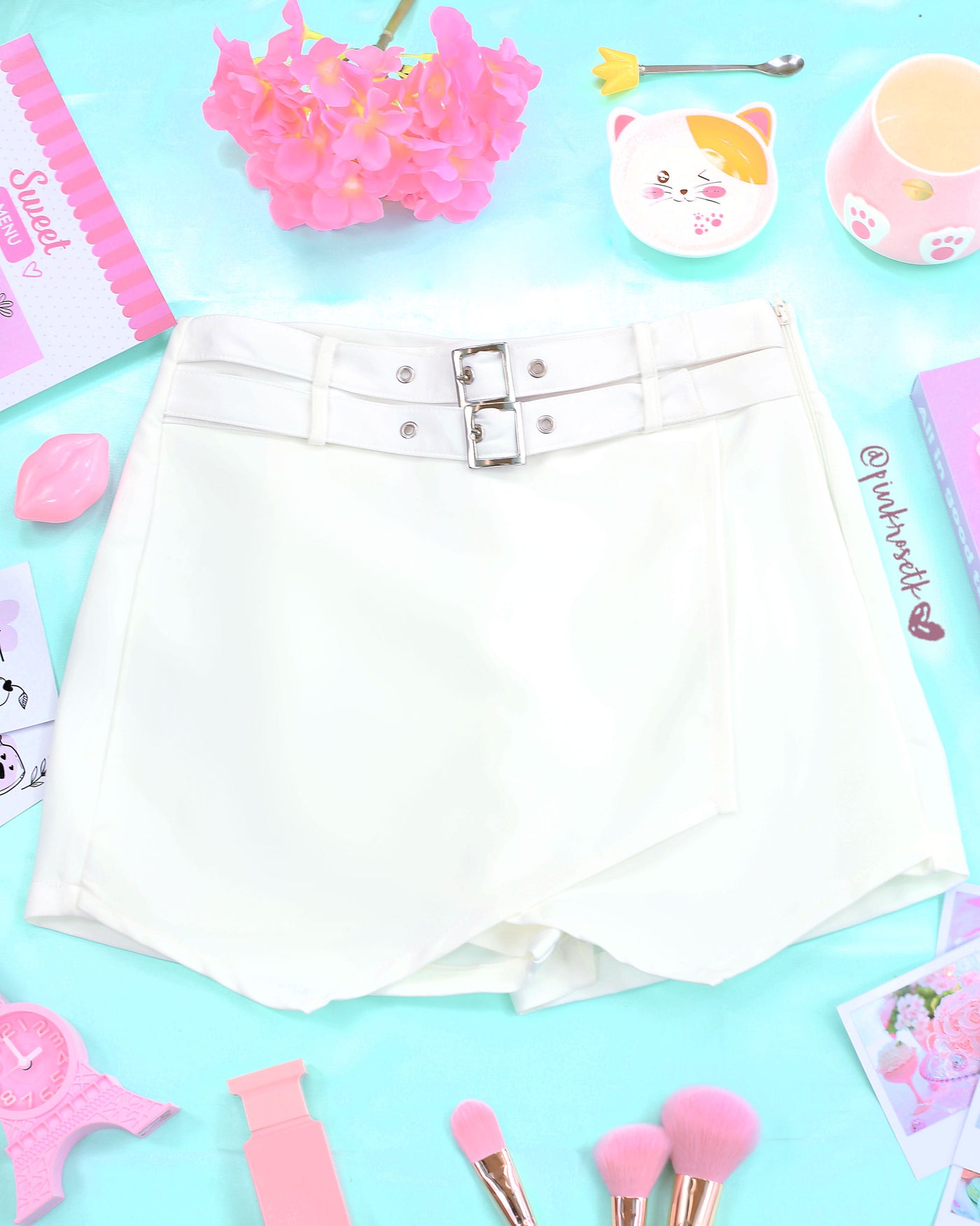 Falda short blanca con tapa y doble hebilla