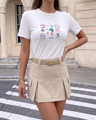 falda beige corta con cinturón beige de corazón dorado