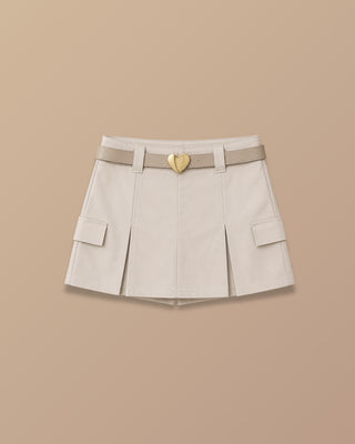 falda beige corta con cinturón beige de corazón dorado