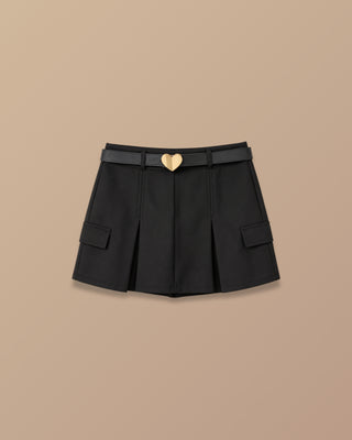 Falda short negra con cinturón negro de corazón