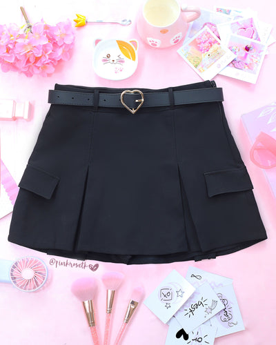 Falda short negra con cinturón negro de corazón