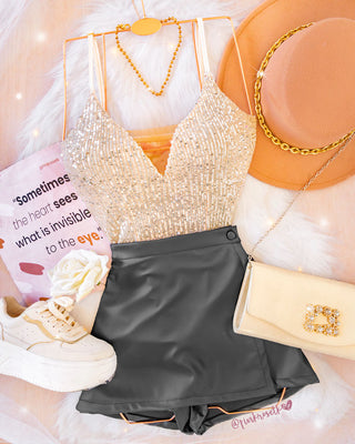 Falda short cuerina negra con tapa y botón forrado