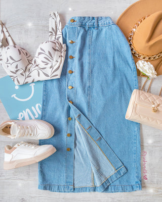 Falda de blue jean azul claro midi con botones delanteros