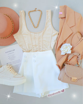 Falda short blanca con prenses en la tapa y botones