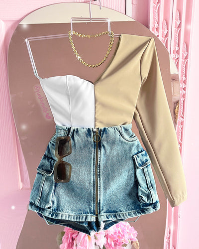 Crop top una manga bicolor beige blanco