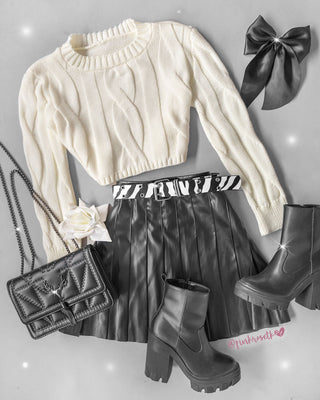 Falda negra de cuerina y tablas