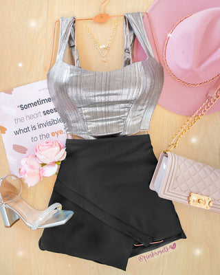 Falda short negra con tapa en pico