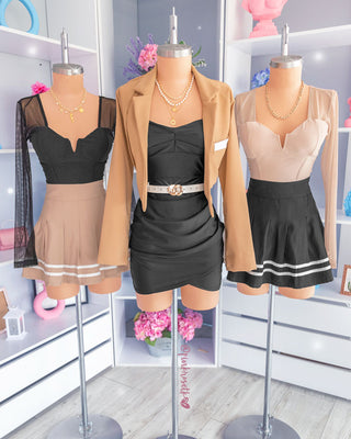 Falda short negra de tablas y doble línea blanca