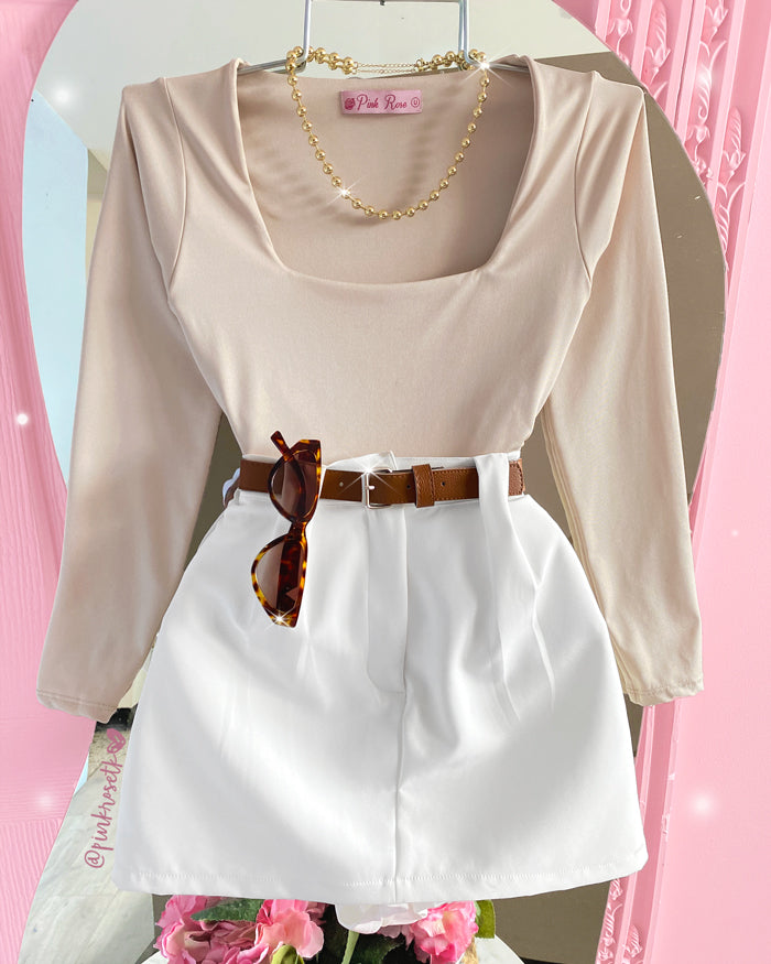 Falda short blanca con tapa y cinturón marrón
