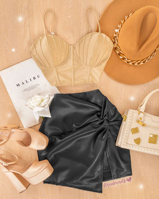 Bustier dorado copa tipo concha estilo corsé y tiras