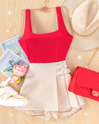 Falda Short Camel con Tablas y Doble Correa