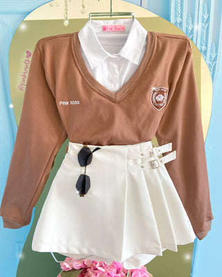 Falda short con tablas y doble correa al lado