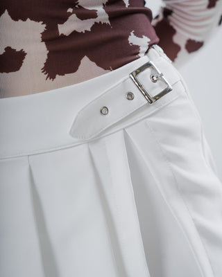 Falda Short Blanca Con Hebilla Lateral