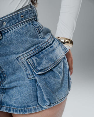 Falda short azul cargo en denim con cinturón