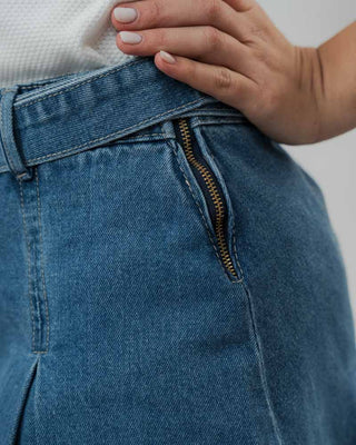 FALDA SHORT JEAN AZUL TIPO CARGO Y  CORREA DE HEBILLA EN FORMA DE ARO