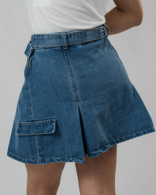 FALDA SHORT JEAN AZUL TIPO CARGO Y  CORREA DE HEBILLA EN FORMA DE ARO