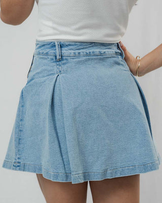 FALDA SHORT JEAN AZUL CON TAPA Y PRENSE EN TRIANGULO