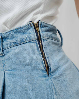 FALDA SHORT JEAN AZUL CON TAPA Y PRENSE EN TRIANGULO