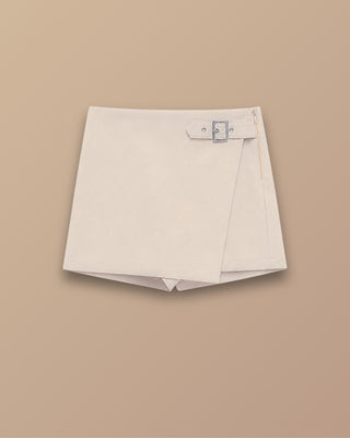 FALDA SHORT BEIGE CON TAPA CRUZADA Y HEBILLA AL LADO