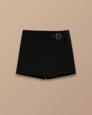 FALDA SHORT NEGRA CON TAPA CRUZADA Y HEBILLA AL LADO