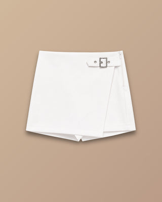 FALDA SHORT BLANCA CON TAPA CRUZADA Y HEBILLA AL LADO