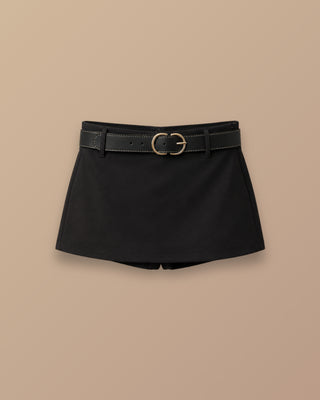 FALDA SHORT NEGRA DE TAPA CUADRADA CON CORREA DE HEBILLA