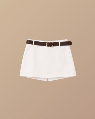 FALDA SHORT BLANCA DE TAPA CUADRADA CON CORREA DE HEBILLA