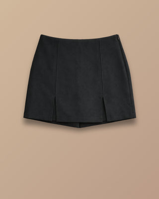 FALDA SHORT NEGRA CON TAPA Y 2 ABERTURAS EN TRIANGULO