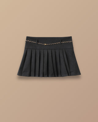 FALDA SHORT NEGRA DE TABLAS CON CORREA EN CADENA DORADA
