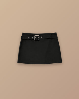 FALDA SHORT NEGRA CON CORREA DE HEBILLA METALICA
