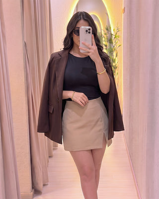 FALDA SHORT ATRA CON TAPA Y ABERTURA EN TRIANGULO