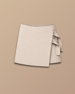 FALDA SHORT BEIGE DE TAPA CUADRADA Y 2 HEBILLAS AL LADO