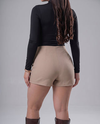 FALDA SHORT BEIGE DE TAPA CUADRADA Y 2 HEBILLAS AL LADO