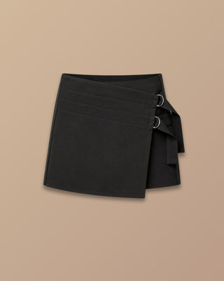 FALDA SHORT NEGRA DE TAPA CUADRADA Y 2 HEBILLAS AL LADO
