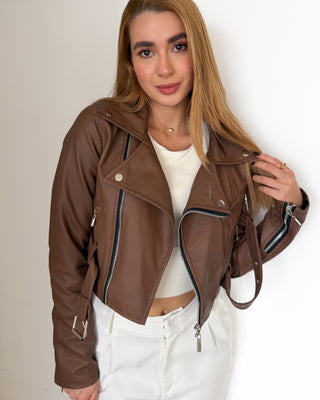 Chaqueta tipo cuero con  bolsillos y hebilla abajo